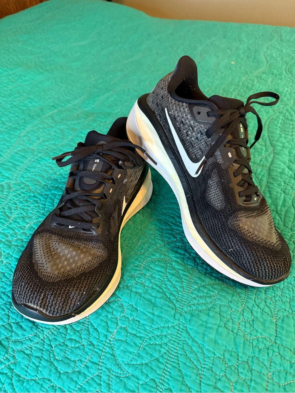Nike Men's Black and White Breathable Running Sneakers